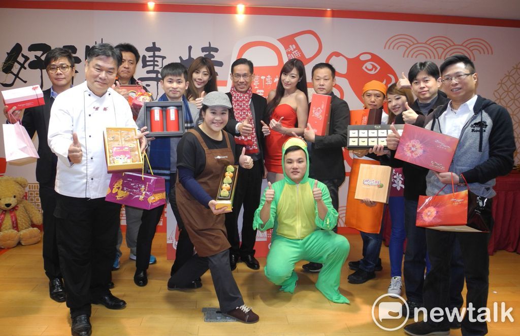 新北市府舉辦「好禮傳情拜年去」，祭出千份產品採7至8折且免運費在「PChome商店街」限量開賣。 圖：王峻昌/攝