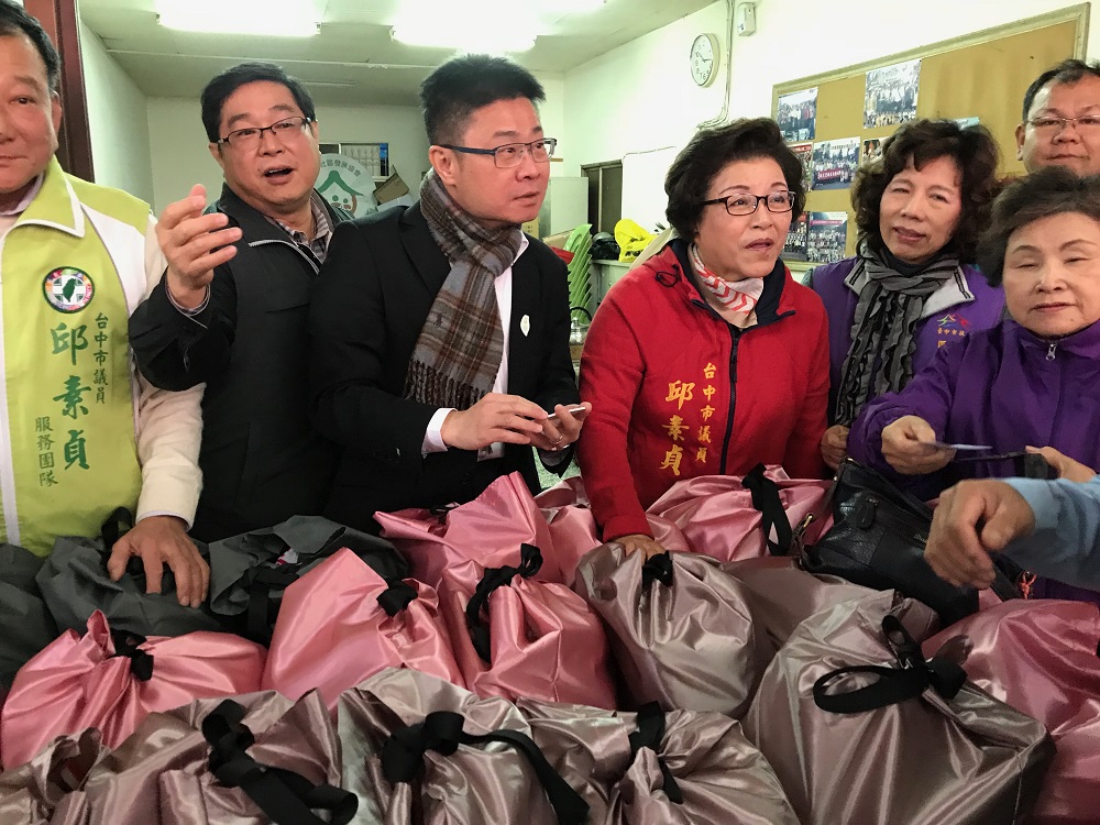 社會局長呂建德（左三）、市議員邱素貞（左四）到場關心。 圖 : 台中市議員邱素貞/提供