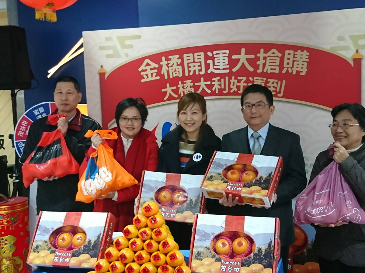 為擴大行銷國產茂谷柑，與農民團體與家樂福量販進行通路合作，由雲林產地新鮮直送20公噸茂谷柑同步於全台家樂福114家門市販售。 圖：農糧署提供