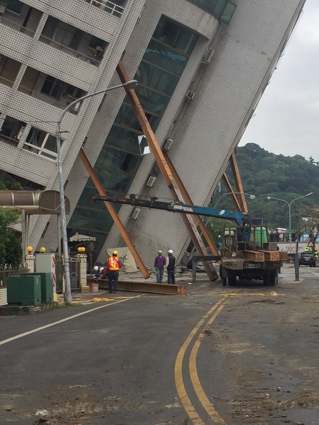 用鋼樑進行雲門翠堤傾斜建築物支撐，以維護搜救人員安全。 圖：中央災害緊急應變中心/提供