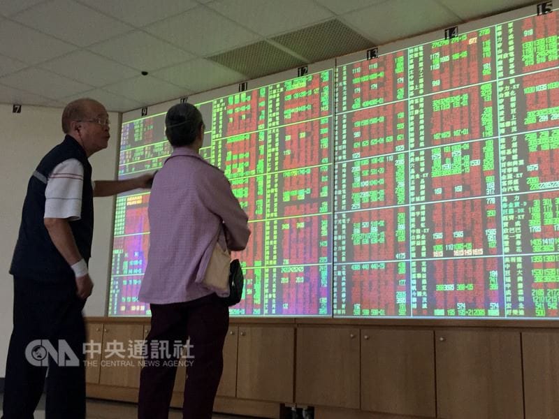 受美股道瓊工業指數週五大漲746.94點激勵，上週跌深的台北股市今天開盤大漲百點。資料照片。 圖 : 中央社