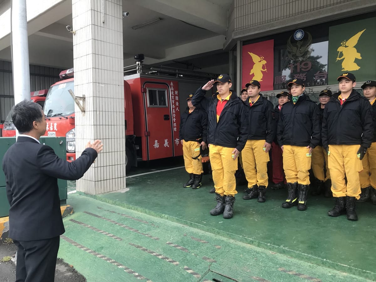 嘉義市消防局特搜隊員整裝完畢，前往花蓮災區協助搶救受困民眾。 圖：嘉義市消防局/提供