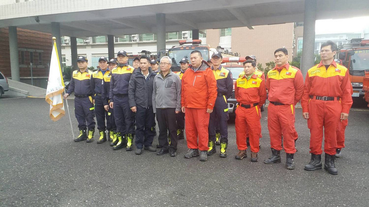 花蓮大地震造成多人傷亡，縣消防局特搜隊挺進災區搶救，縣長參選人也捐助善款。 圖：嘉義縣消防局/提供