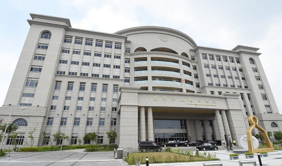 彰化地方法院日前審理一件妨害性自主案件，檢察官以犯嫌涉嫌重大且有逃亡串證之虞，向法院聲請羈押禁見，但法官卻宣判當庭諭知交保，檢察官無法接受與法官起口角，法官當庭宣布逮捕該名檢察官。法官與檢察官意見不合似乎很常見，但法官下令逮捕檢察官這件事讓不少人看傻眼。 圖: 翻攝自彰化縣政府