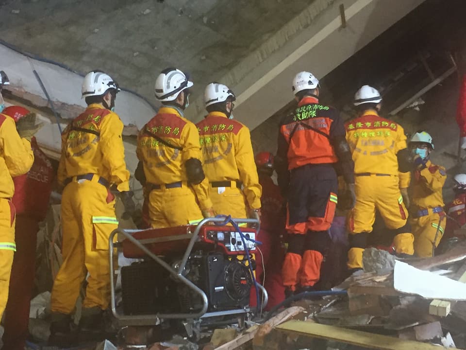 基隆市特種搜救人員在花蓮強震重災區雲門翠堤倒塌現場進行搶救。 圖：基隆市政府/提供