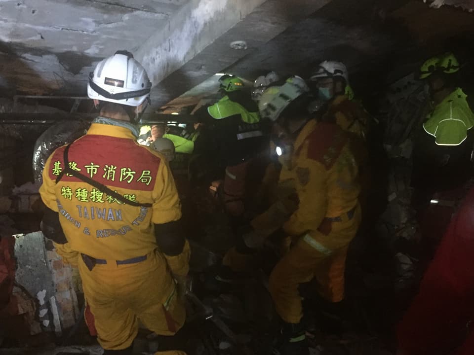 基隆市特種搜救人員在現場執行搬運、打洞任務。 圖：基隆市政府/提供