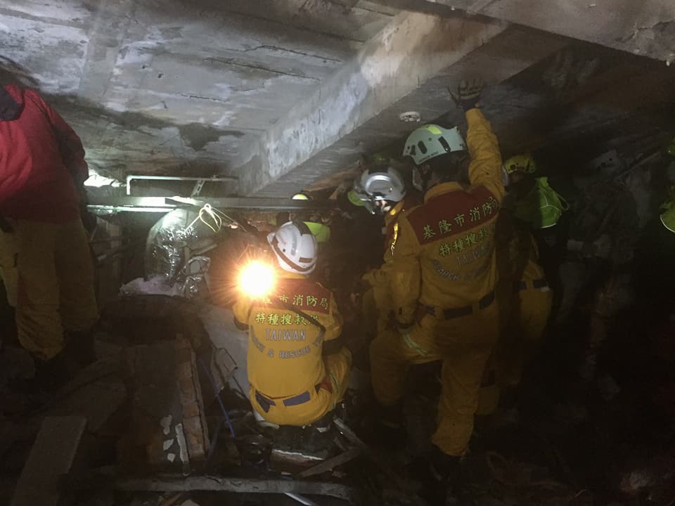 基隆市特種搜救人員在現場只能以徒手搬運。 圖：基隆市政府/提供