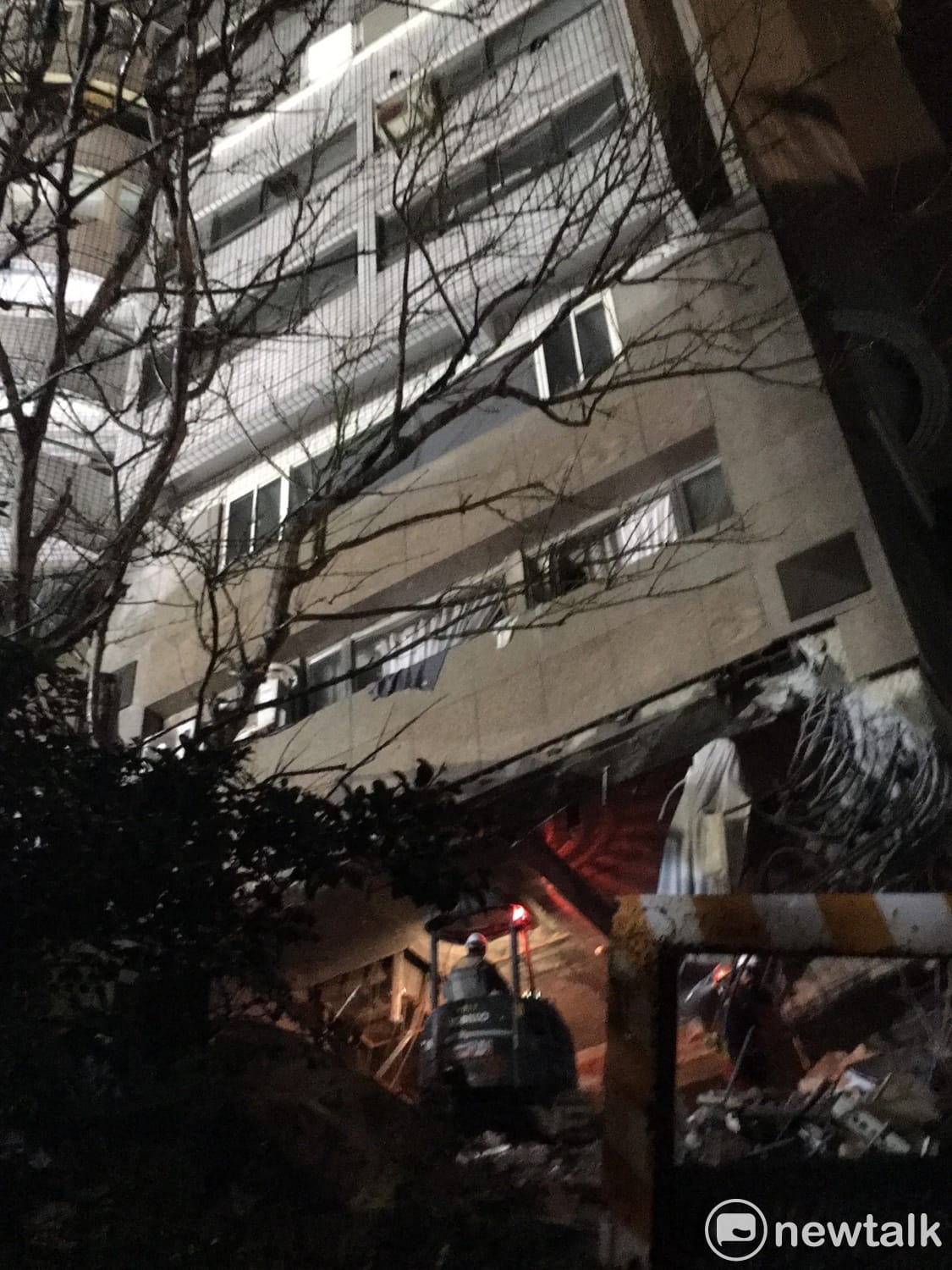 救難人員以機具小規模破壞建築物。 圖：黃韋銓/攝