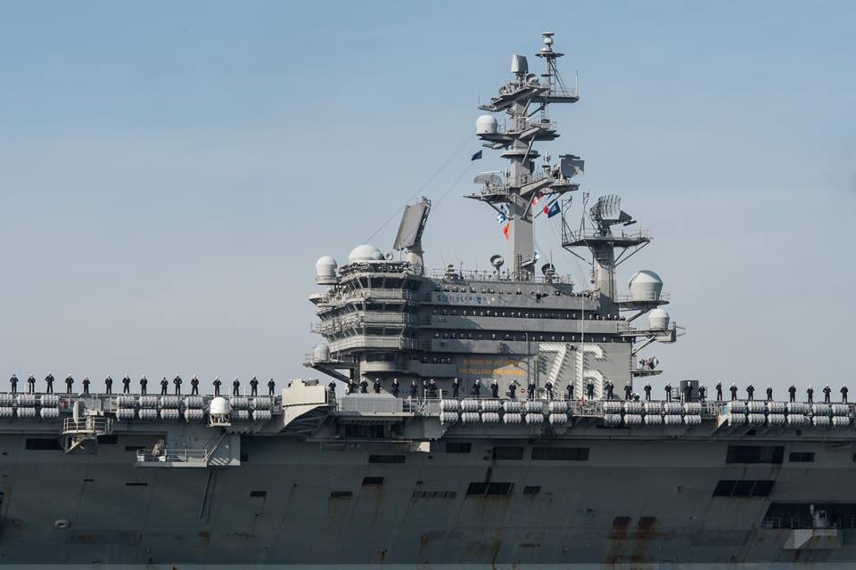 美國1艘航空母艦和3艘日本海上自衛隊護衛艦，已自10日起連3天在引發主權爭議的南海舉行聯合操演。圖為美軍雷根號航母。 圖：翻攝雷根號臉書