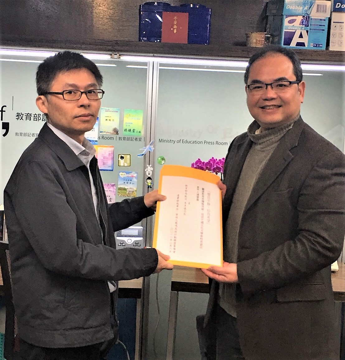 文化大學師生組成的「華崗人鳳鳴崗行動聯盟」，今天到教育部快閃並遞交陳情書，聯盟總召、文大研發長鄧為丞表示，希望教育部盡快介入，平息新任校長上任爭議，回復校園平靜。 圖：教育部／ 提供