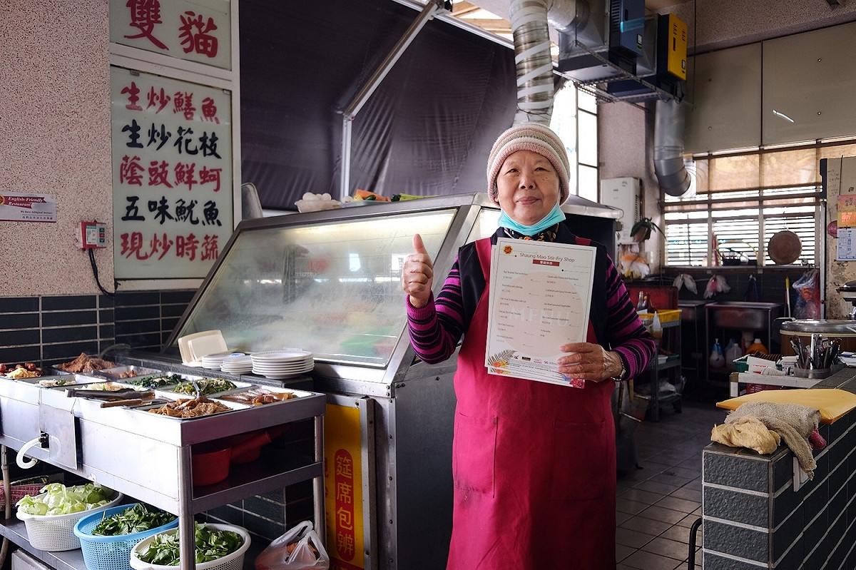 台南市政府第二官方語言專案辦公室推出「鹽水英語友善店家」雙語摺頁，讓外國觀光客來到小吃店也能順利點餐，享受美食。 圖：臺南市政府第二官方語言辦公室/提供
