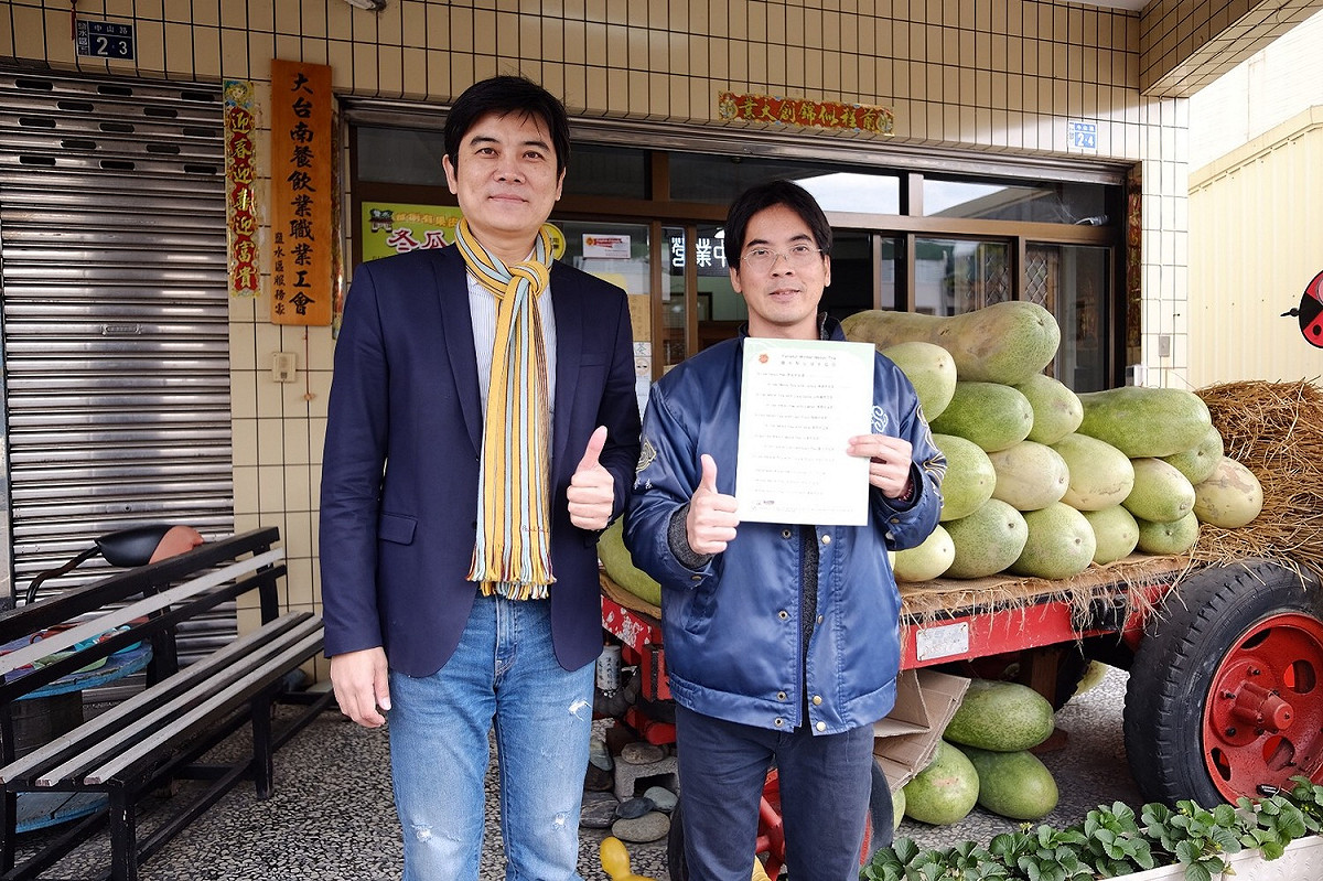 台南市政府第二官方語言專案辦公室推出「鹽水英語友善店家」雙語摺頁，販售冬瓜茶的老闆表示，現在有雙語菜單，要更賣力推廣冬瓜茶，讓台灣的傳統飲料走向國際。 圖：臺南市政府第二官方語言辦公室/提供