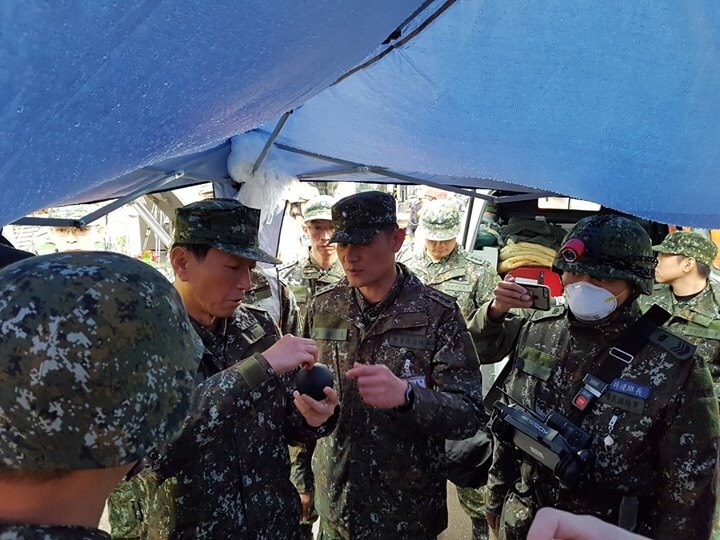 國防部今 (8) 日表示為協助賑災，將派遣官兵486人次，救災機具挖土機、生命探測器、偵搜球及沐浴機等各型裝備28類共115件，支援災區搜救、醫療服務等工作。 圖：國防部/提供