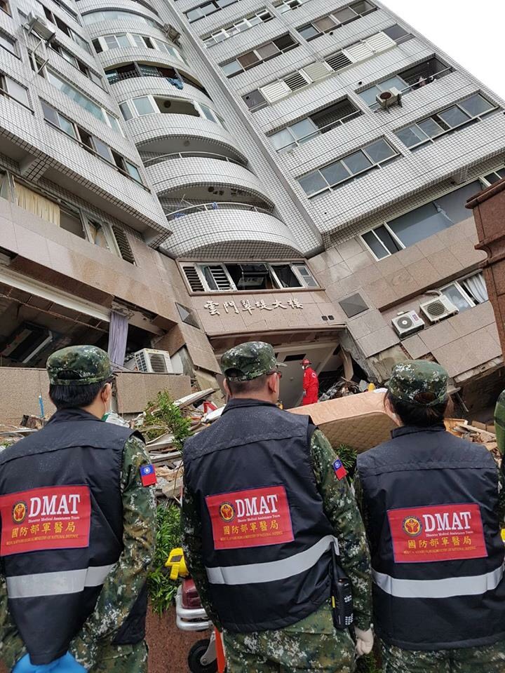 國防部今 (8) 日表示為協助賑災，將派遣官兵486人次，救災機具挖土機、生命探測器、偵搜球及沐浴機等各型裝備28類共115件，支援災區搜救、醫療服務等工作。 圖：國防部/提供