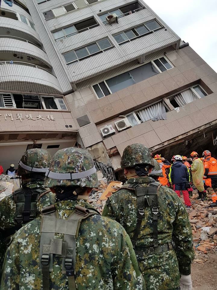 國防部今 (8) 日表示為協助賑災，將派遣官兵486人次，救災機具挖土機、生命探測器、偵搜球及沐浴機等各型裝備28類共115件，支援災區搜救、醫療服務等工作。 圖：國防部/提供