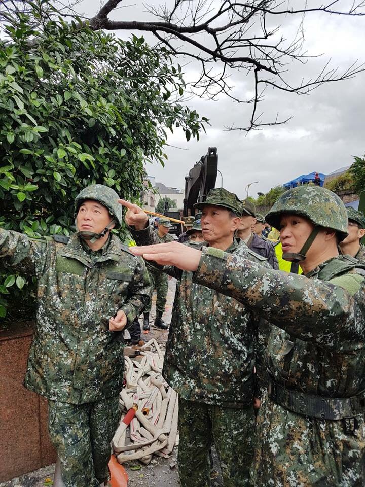 國防部今 (8) 日表示為協助賑災，將派遣官兵486人次，救災機具挖土機、生命探測器、偵搜球及沐浴機等各型裝備28類共115件，支援災區搜救、醫療服務等工作。 圖：國防部/提供