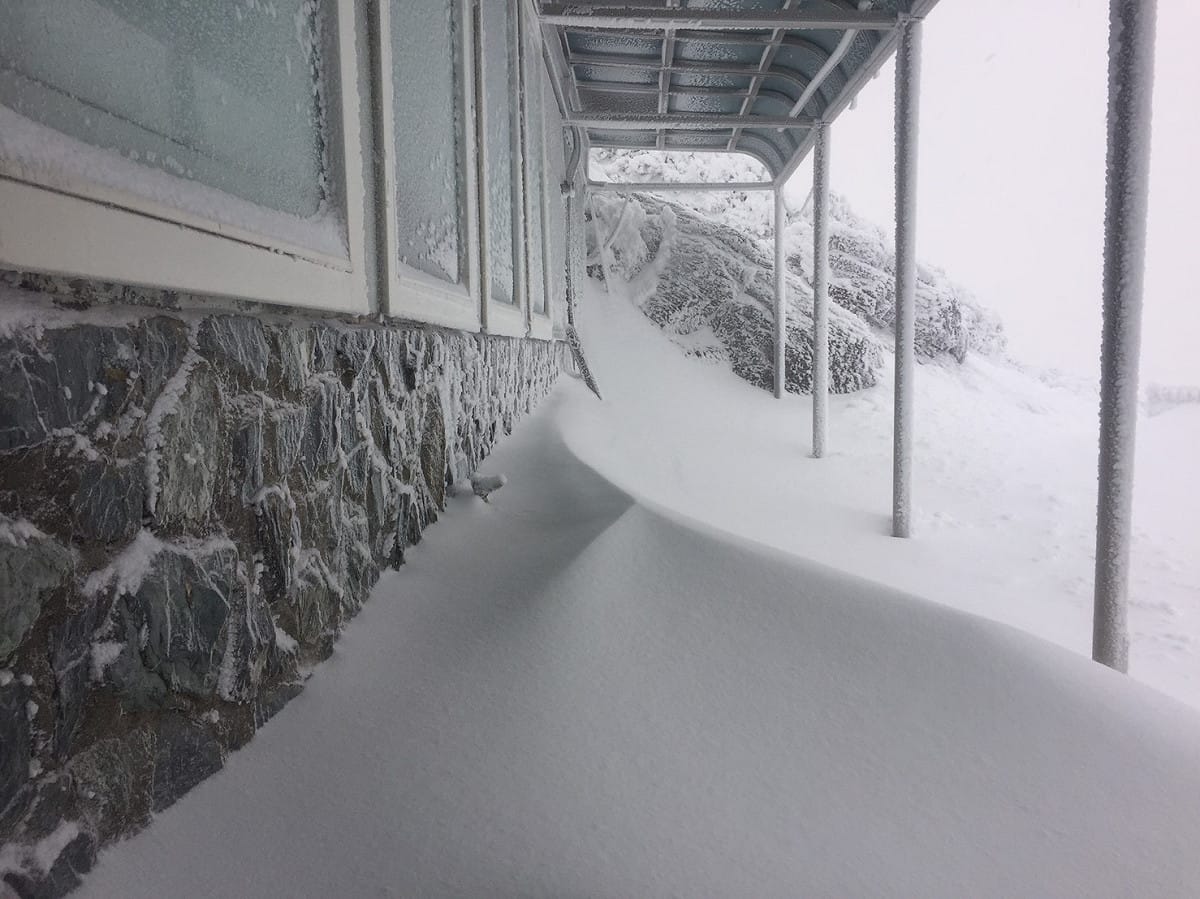 中央氣象局表示，因南方雲系北，氣溫仍偏低，所以水氣足加上氣溫低原因，所以玉山才會持續降雪。 圖：中央氣象局提供