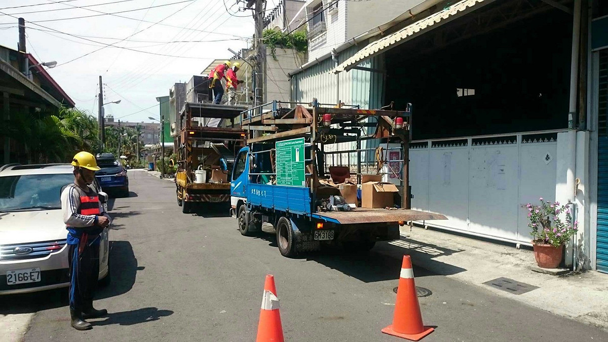 屏東縣政府公布縣內路燈更換的最新規劃，將縣內水銀路燈全面汰換成節能的LED燈，除了幫助縣政府節省電費支出也活絡綠能產業發展。 圖：屏東縣政府／提供