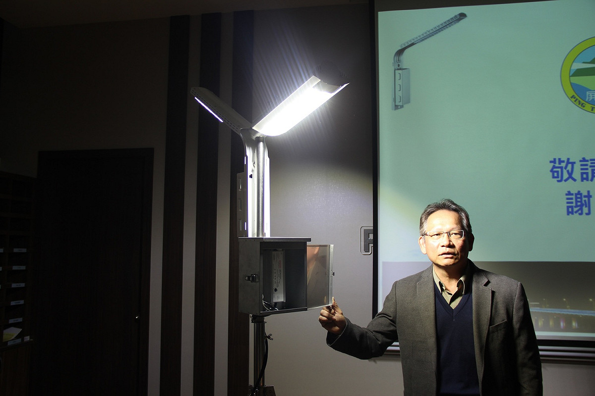 經汰換後新設的節能LED路燈保固5年，由各鄉鎮市公所接管養護，而汰換後LED路燈皆有路燈編號及維修專線，若民眾若發現路燈設施有問題，可記下路燈編號向當地鄉鎮市公所或利用維修專線通報反映，可加速路燈維修效率並提昇道路照明品質。 圖：屏東縣政府／提供