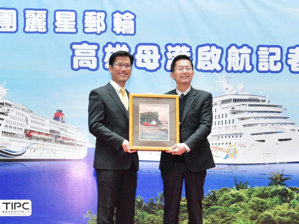 麗星郵輪總裁林洪茂(左)表示，今年延續母港為高雄，並加碼配置雙郵輪、超過20航次，布局高雄郵輪市場。臺灣港務公司郭添貴(右)表示，為鼓勵郵輪業者開闢高雄母港航線，港務公司2月時實施「高雄郵輪母港航線獎勵方案」，提供每航次新台幣300萬到500萬元的獎勵。 圖：麗星郵輪/提供