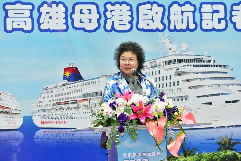高雄市長陳菊表示，高雄市正從重工業轉型，市府與臺灣港務公司港市合作共組｢高雄港區土地開發公司｣，共同開發590公頃亞洲新灣區，待108年高雄旅運大樓完工後，無論是通關或相關觀光服務設施都更加完備。 圖：麗星郵輪/提供