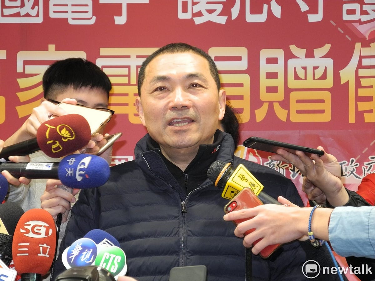 新北市副市長侯友宜今天上午表示捐款絕對不落人後，市府中午即宣布朱立倫自掏腰包捐100萬元、侯友宜捐出一個月薪水約16萬元。 圖：王峻昌/攝