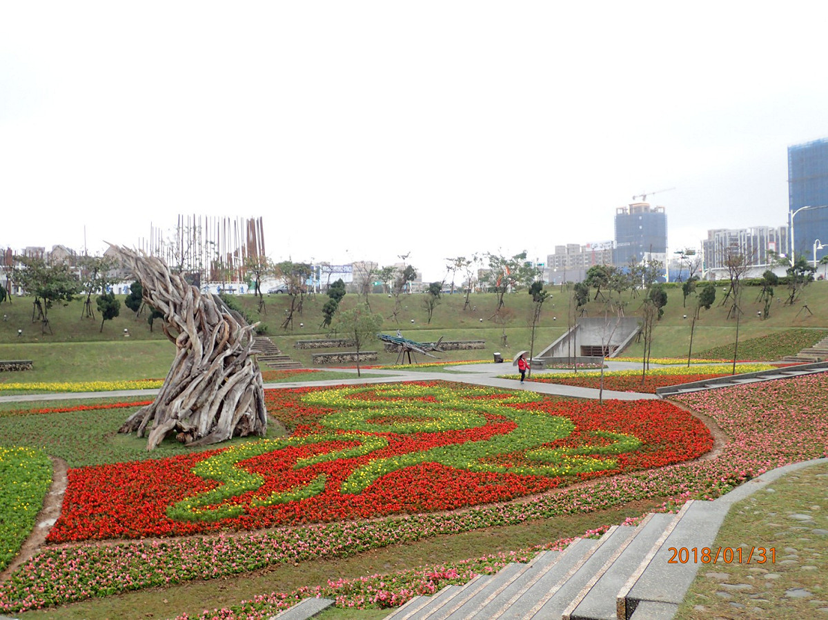 桃園市政府特別為了春節假期，於桃園區風禾公園、平鎮區復興親子公園及大溪區埔頂公園等3處，規劃狗年意象「旺來」主題花海。 圖：桃園市政府提供