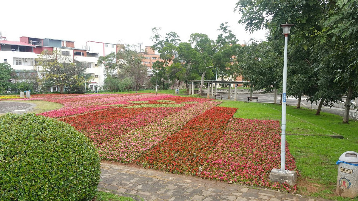 桃園市使用高達50萬株草花打造，納入狗的元素，依據3座公園本身特色規劃不同花海主題。 圖：桃園市政府提供