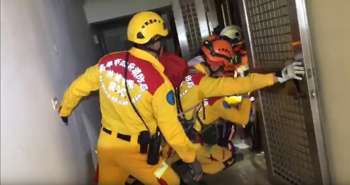 高雄市特搜隊負責搜救雲翠大樓10樓，經1小時的搜索後，未發現有人員受困。 圖：高雄市消防局/提供