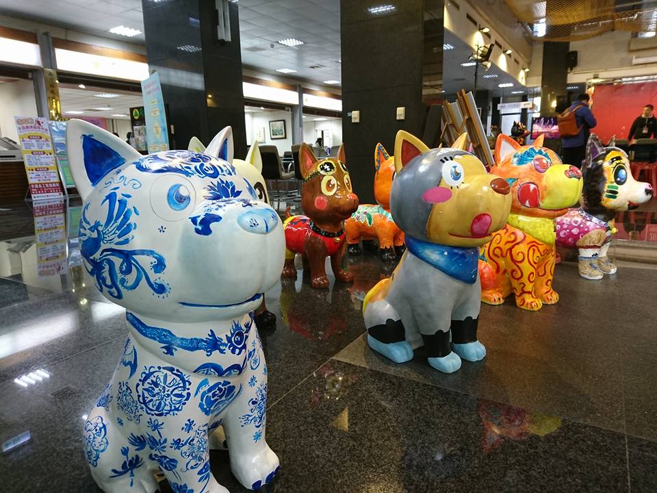 主燈區旁更有「遊樂汪星人燈區」，由南投縣內國中小學生所繪製的「汪星人」彩繪花燈共220支，造型多樣繽紛。 圖：樂旅南投FB粉絲專頁提供