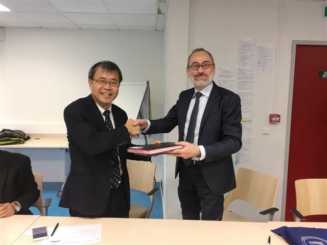 中山大學校長與法國馬賽中央理工學院校長President Yvon Berland簽署合作協議。 圖：中山大學/提供