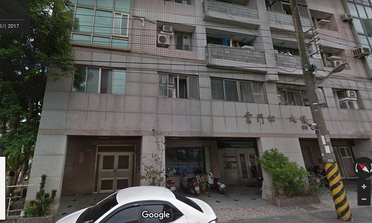 雲門翠堤大樓建商劉英麟同時間還蓋了另一棟地下1樓、地上7樓的「雲門松苑大樓」。大樓外的「苑」字招牌已經剝落很久。 圖：google map