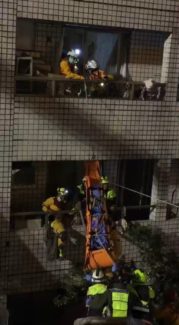 稍早，晚間6點初，搜救人員在雲翠大樓7樓發現菲律賓籍看護Melody遺體。 圖：基隆特搜隊/提供