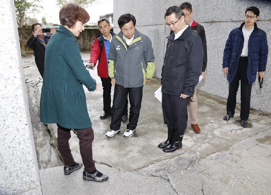 教育部長潘文忠今（8）日前往地震受損嚴重中華國小、花崗國中、明義國小等校勘災，急撥3000萬，協助災損學校修 圖:教育部／提供