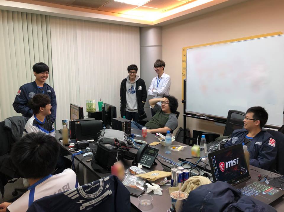 今（8）日晚間台灣職業電競隊伍閃電狼迎來了與宿敵ahq的對決，兩位遠在中國賽區的老隊友Karsa與Steak也到賽場支持狼群。 圖：翻攝自 閃電狼 粉絲專頁