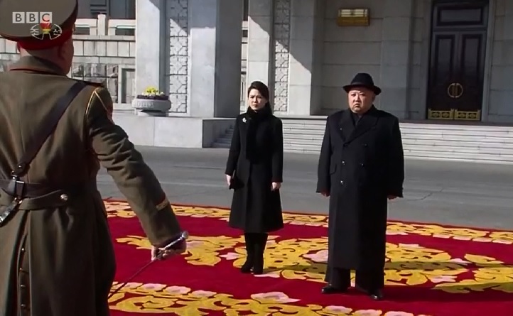 北韓領導人金正恩夫人李雪主今（8）日出席平壤舉行大規模閱兵儀式。 圖：翻攝BBC畫面