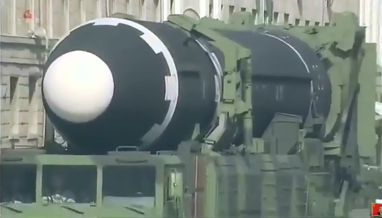 朝鮮建軍70週年閱兵大典，8日在平壤金日成廣場舉行，「火星-15」洲際導彈亮相。 圖：翻攝YouTube/ NORTH KOREA TODAY