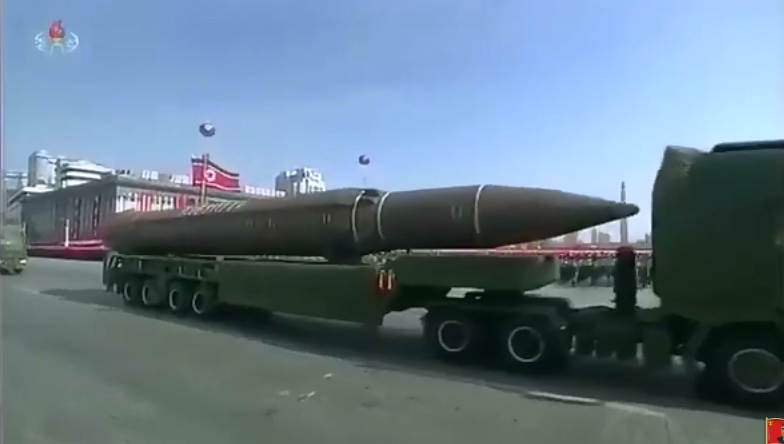 朝鮮閱兵大典中，「火星-14」洲際導彈隨著移動式導彈發射車方陣出現。 圖：翻攝YouTube/ NORTH KOREA TODAY