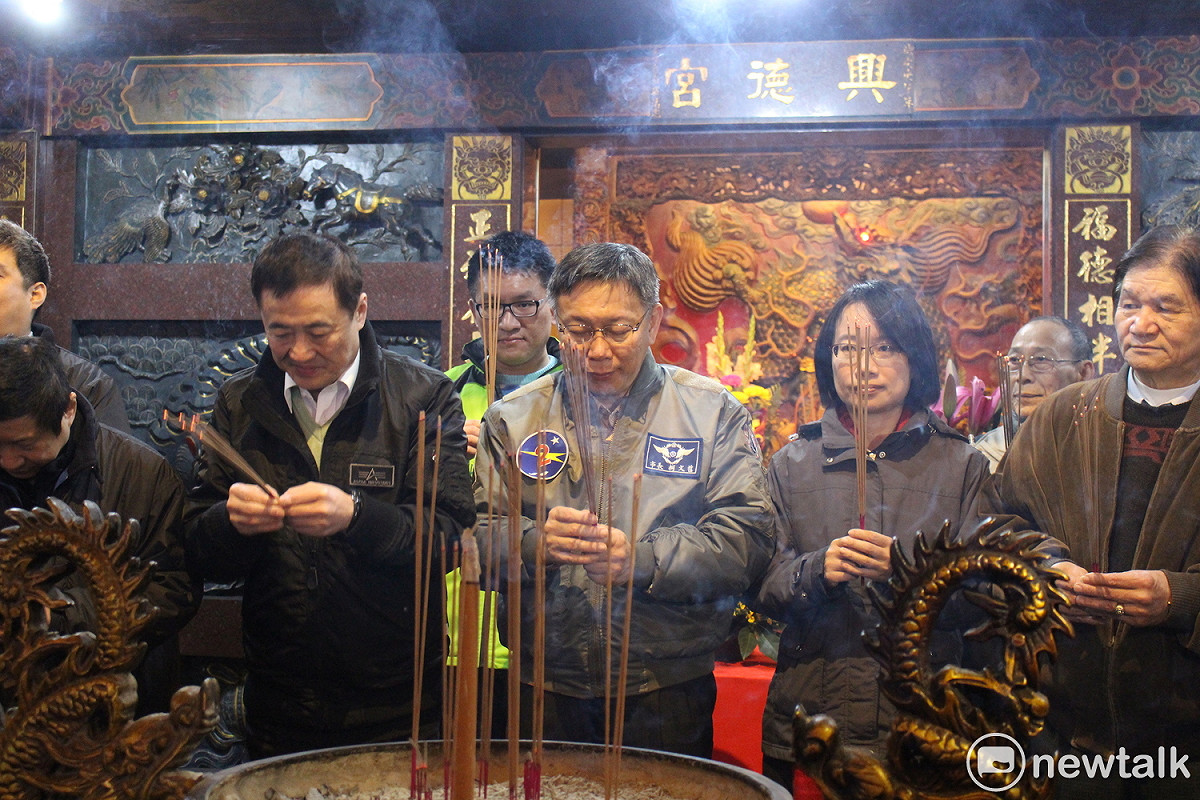 柯文哲（中）、副市長陳景峻（左）、北農總經理吳音寧（右）到廟裡上香祈褔。 圖：周煊惠 / 攝