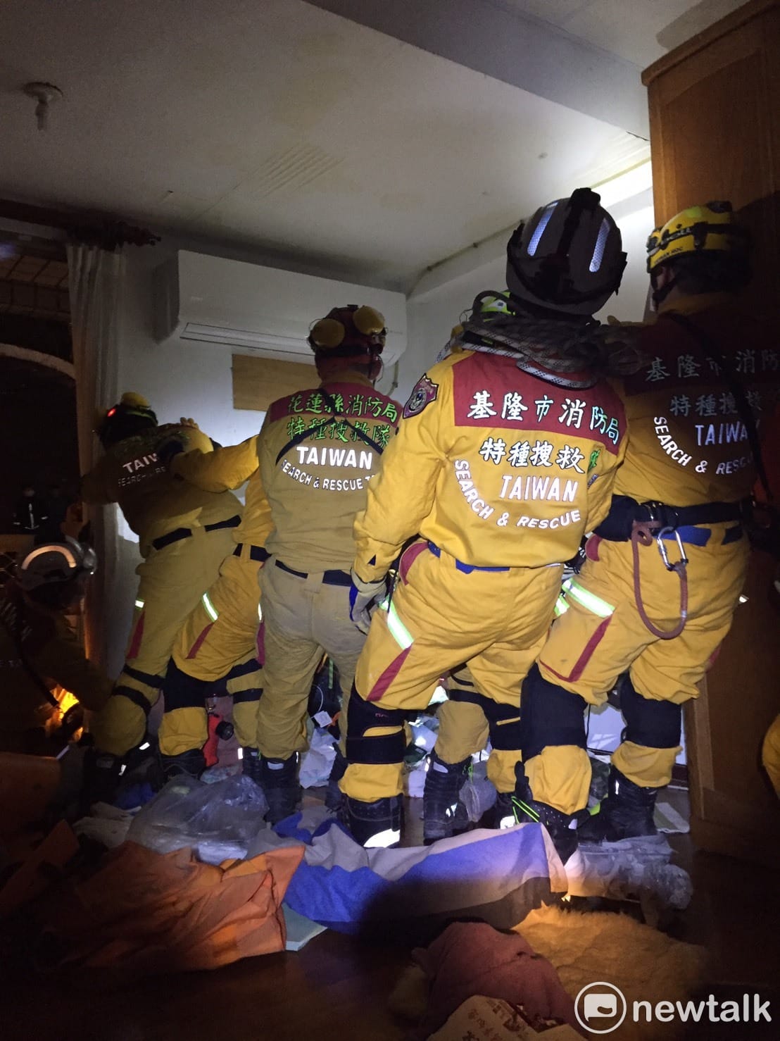 0206花蓮強震，雲門翠堤大樓中發現菲律賓籍看護美樂蒂（melody）的遺體在強震中被衣櫃壓住，由搜救人員台出現場。 圖：基隆市搜救人員／提供