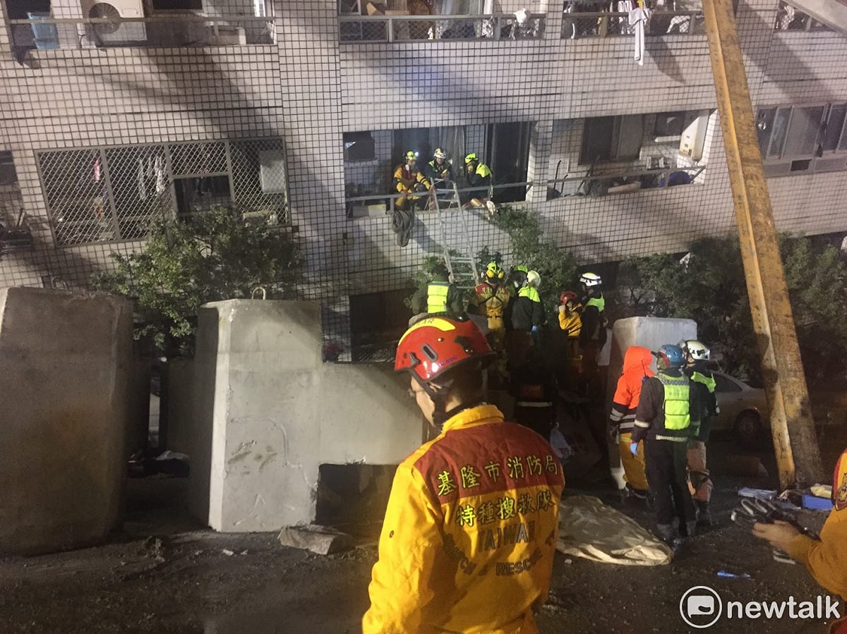 0206花蓮強震，雲門翠堤大樓中發現菲律賓籍看護美樂蒂（melody）的遺體在強震中被衣櫃壓住，由搜救人員台出現場。 圖：基隆市搜救人員／提供