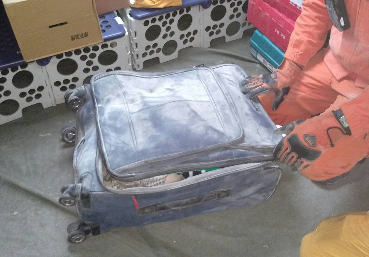 雲翠大樓2l3房找到加拿大皮箱及証件影本，並經移民署確認。 圖：消防署提供