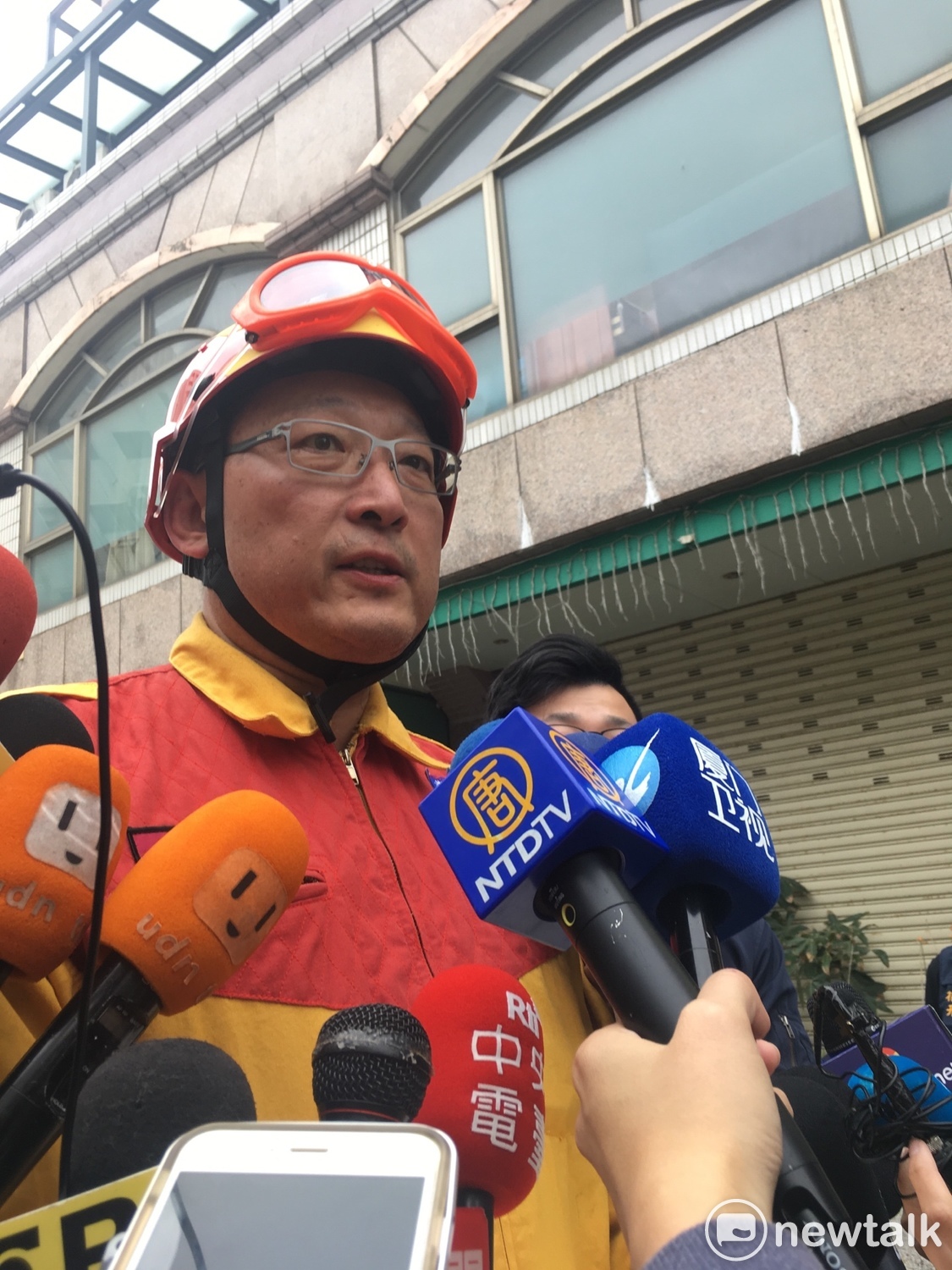 雲翠大樓因強震倒塌，目前仍有7人失聯，內政部消防署特蒐隊長梁國偉今（9）日稍早受訪表示，大約在下午1點與兩點分別發現受困在213房的兩名加拿大籍港裔夫妻，腰部以下身軀已經清出，上半身仍被瓦礫堆掩埋，現場已有醫師前往評估生命跡象。 圖：黃韋銓/攝