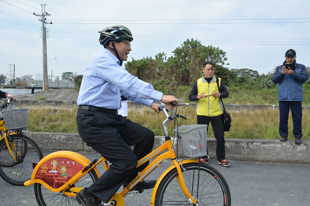 屏東縣長潘孟安試騎車道。 圖：屏東縣政府/提供