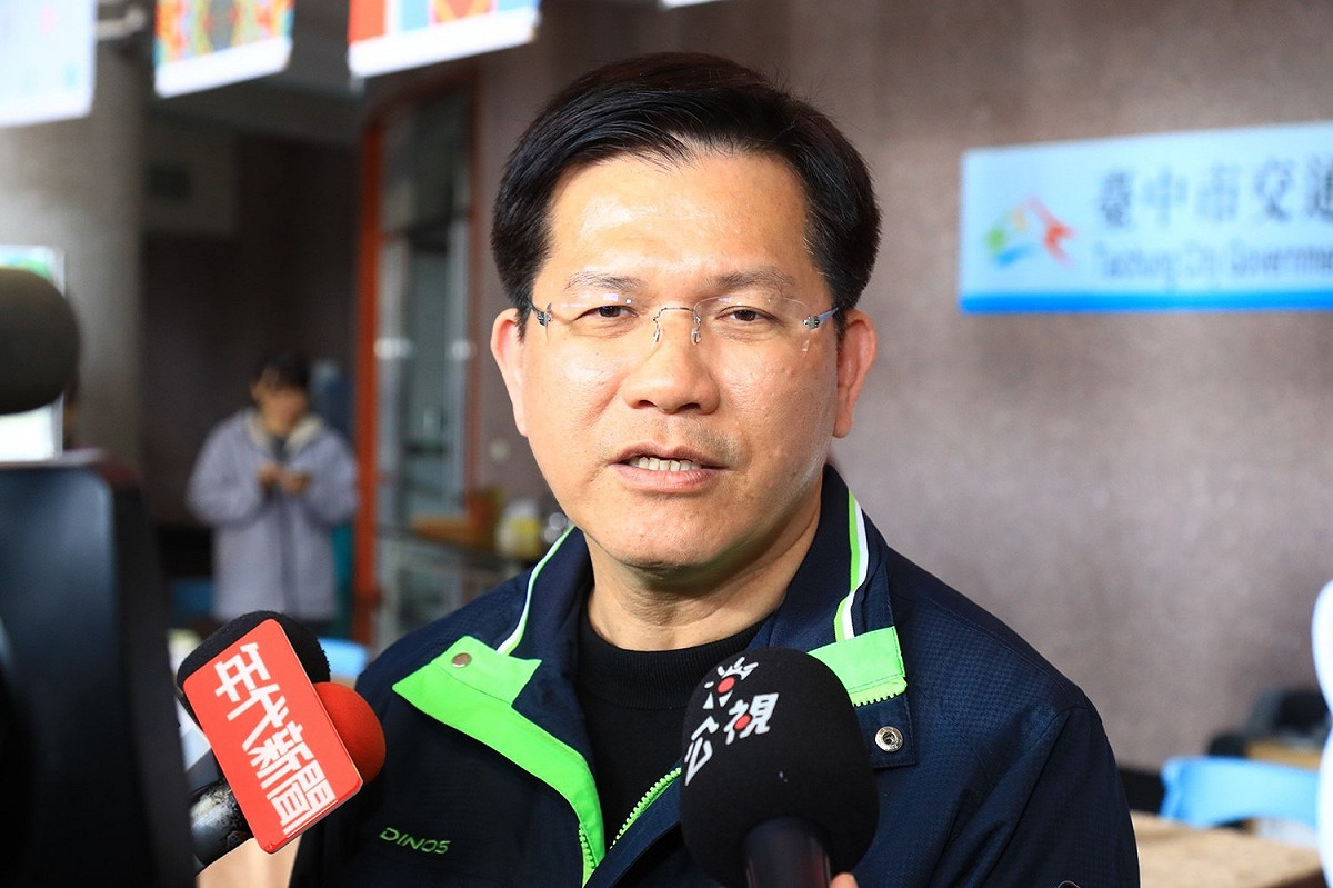 台中市長林佳龍對在國民黨台中市長初選民調中勝出的盧秀燕給予祝福。 圖：台中市政府/提供