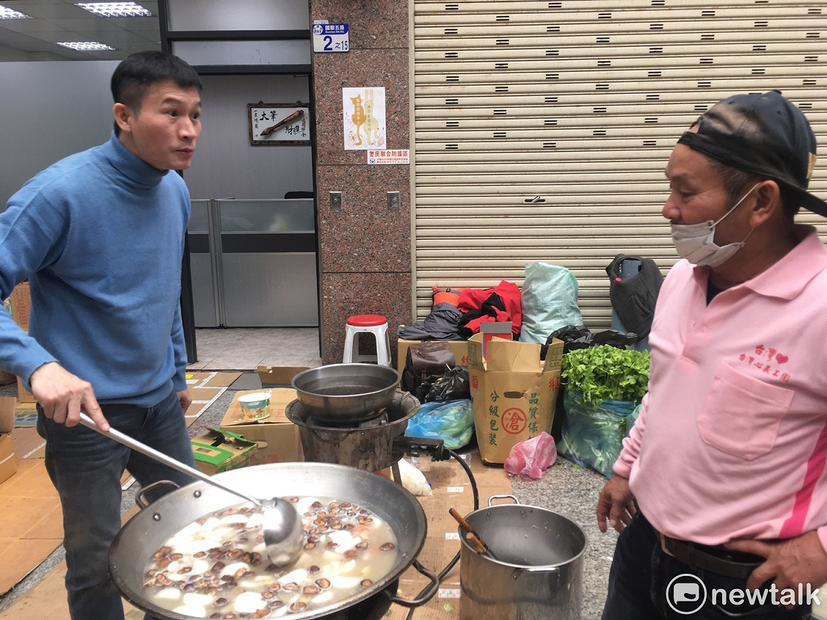 日前花蓮發生強震，不僅讓居民無家可歸，也讓搜救隊員疲於奔命日夜救人。本土劇演員秦楊特別前往災區，在倒塌的雲門翠堤大樓旁設置工作區，提供麻油雞、薑母鴨、紅豆湯等熱食給辛苦的救難人員。 圖：黃韋銓/攝