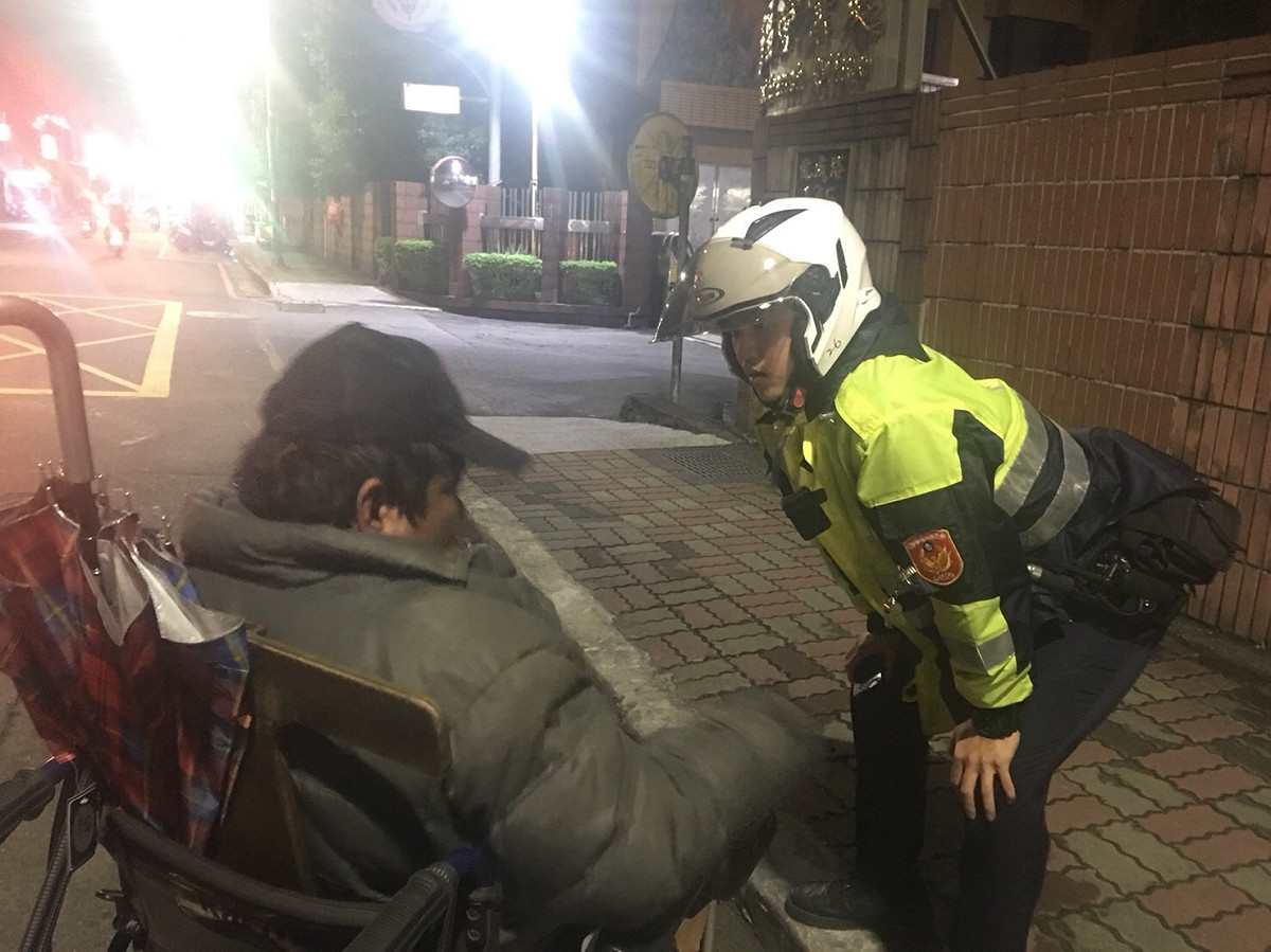 經過短暫的氣溫回升，明（10）日起又要變冷了！氣象局預估，寒流將南下鋒面通過北台灣，大臺北地區氣溫持續降低，週日入夜至下週二清晨，新北市低溫將增強至寒流等級，最低氣溫將下探至攝氏8度。新北是因此啟動一系列防寒機制，為街友和弱勢族群，做好過冬的準備。 圖：新北市政府／提供