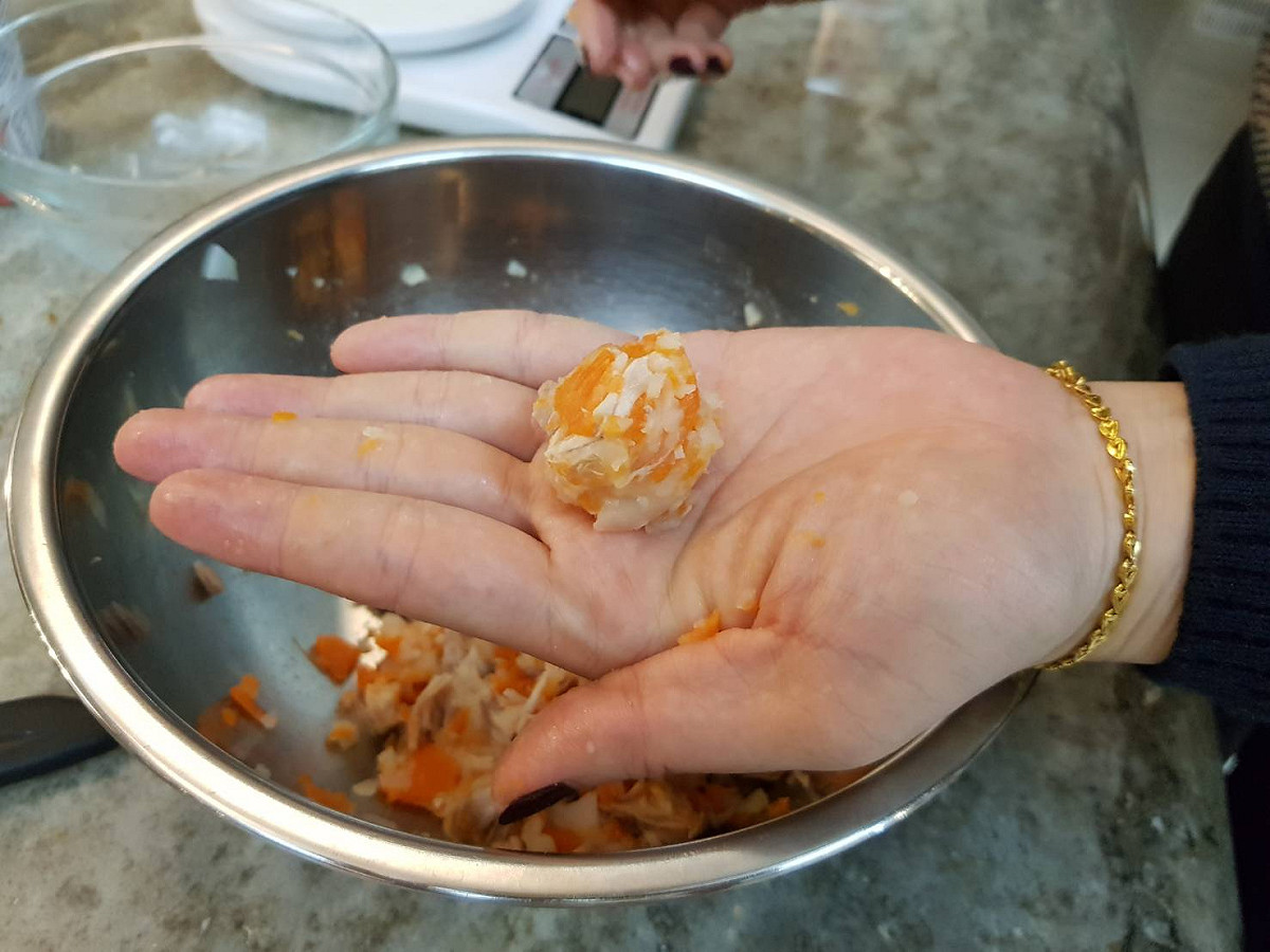 「毛寶貝法式鹹派」需要材料包括自家乾飼料150g、橄欖油2-3匙、蒸熟馬鈴薯泥.30g、蒸熟胡蘿蔔泥20g、蒸熟雞胸肉30-50g、蛋1顆、動物性鮮奶油50cc。 圖：翻攝新北市動保處網站