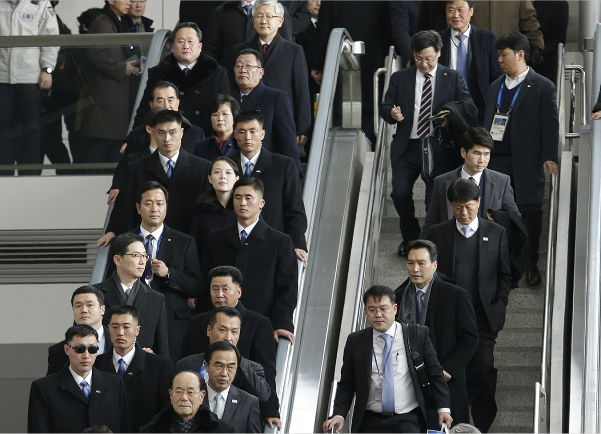 韓國這次罕見的以高規格接待北韓官員，韓國統一部長官趙明均與北韓代表團在機場貴賓室短暫茶敘後，以專車將金與正一行人送往交通控制中心，再轉搭高鐵離開機場。YTN報導，韓國官方安排金與正(圖左中)一行人不在機場站上車，這是為安全起見，避免北韓代表在機場與往來旅客接觸。 圖：達志影像/美聯社