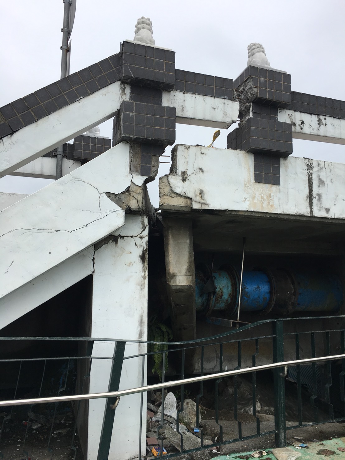 這次地震造成花蓮市橋梁、人行道、路面及多棟建築物、等受損，工程會為加速勘災，分兩組人員與各單位展開現勘作業，第一組與主計總處、公路總局至七星潭大橋現場了解災損情形，引道損壞部分請縣府先進行緊急搶修，挖除既有受損路面後再進行滾壓修復，另橋墩受損部分，則請縣府委請大型專業顧問公司做安全檢測並確認結構安全。 圖：行政院公共工程委員會／提供